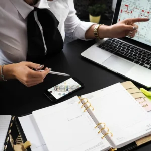 Femme travaillant sur ordinateur portable avec ses notes — Coaching individuel