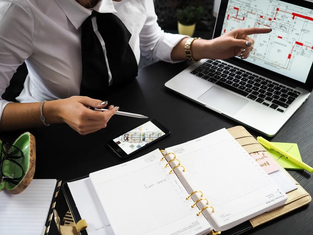 Femme travaillant sur ordinateur portable avec ses notes — Coaching individuel