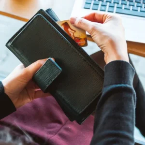 Achat en ligne sur ordinateur portable avec carte bancaire — Accompagnement Shopify