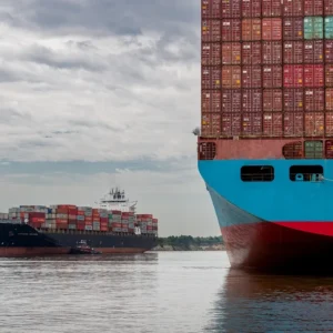 Porte-conteneurs arrivant au port — Formation en Sourcing