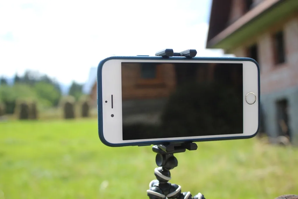 Téléphone sur trépied en tournage — Vidéos UGC